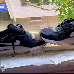 Black and white air maxes like new condition